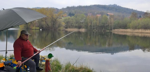 Deszczowe zawody wędkarskie na rozpoczęcie sezonu 