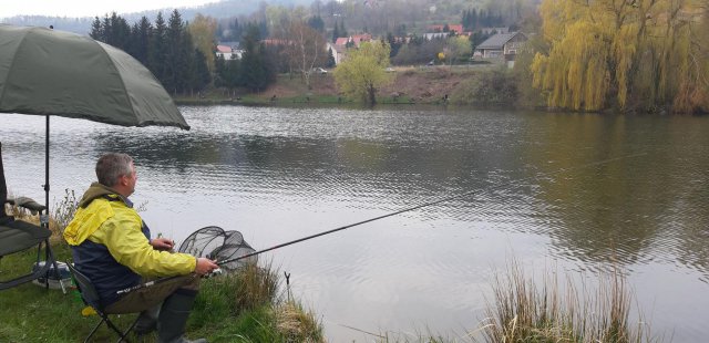 Deszczowe zawody wędkarskie na rozpoczęcie sezonu 
