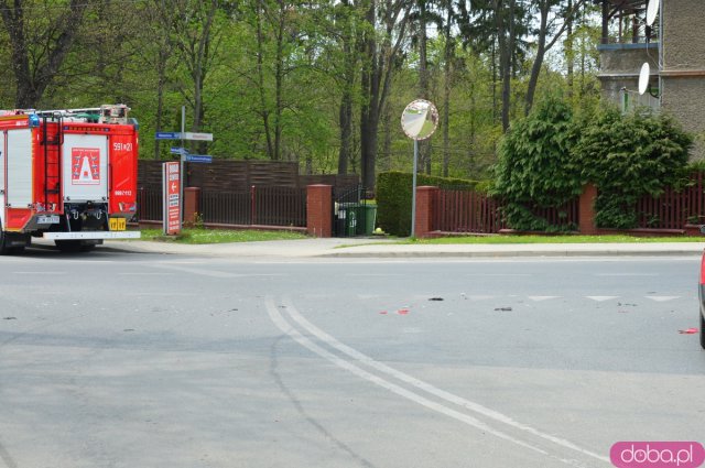 Audi staranowało ogrodzenie i uderzyło w budynek