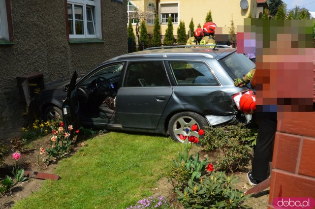 Audi staranowało ogrodzenie i uderzyło w budynek