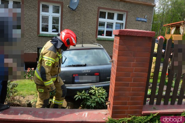 Audi staranowało ogrodzenie i uderzyło w budynek