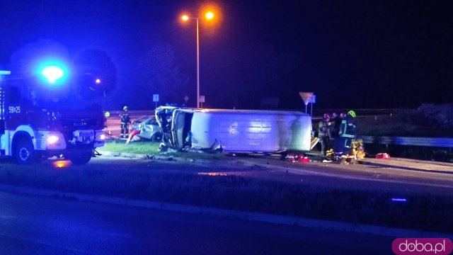Zderzenie busa i osobówki na skrzyżowaniu Legnickiej i ósemki. Interweniuje LPR