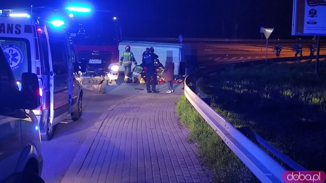 Zderzenie busa i osobówki na skrzyżowaniu Legnickiej i ósemki. Interweniuje LPR