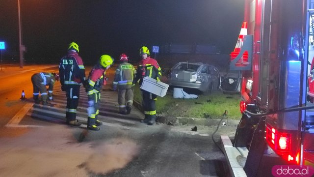 Zderzenie busa i osobówki na skrzyżowaniu Legnickiej i ósemki. Interweniuje LPR