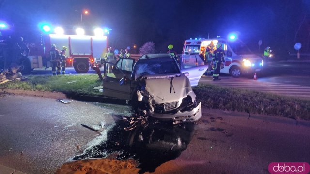 Zderzenie busa i osobówki na skrzyżowaniu Legnickiej i ósemki. Interweniuje LPR