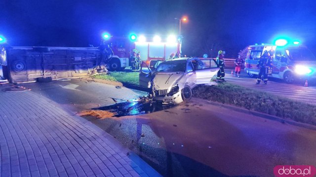 Zderzenie busa i osobówki na skrzyżowaniu Legnickiej i ósemki. Interweniuje LPR
