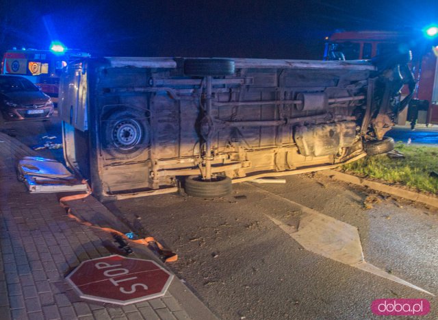 Zderzenie busa i osobówki na skrzyżowaniu Legnickiej i ósemki. Interweniuje LPR