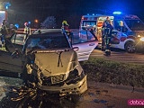 Zderzenie busa i osobówki na skrzyżowaniu Legnickiej i ósemki. Interweniuje LPR