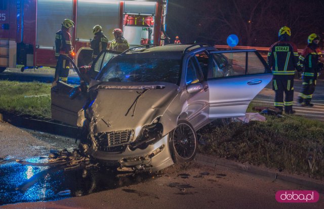Zderzenie busa i osobówki na skrzyżowaniu Legnickiej i ósemki. Interweniuje LPR