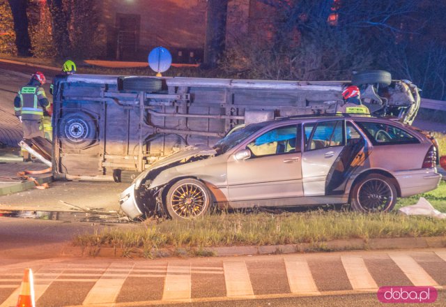 Zderzenie busa i osobówki na skrzyżowaniu Legnickiej i ósemki. Interweniuje LPR