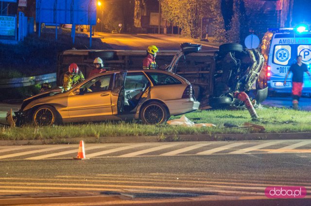 Zderzenie busa i osobówki na skrzyżowaniu Legnickiej i ósemki. Interweniuje LPR