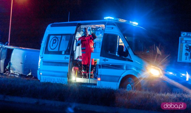 Zderzenie busa i osobówki na skrzyżowaniu Legnickiej i ósemki. Interweniuje LPR
