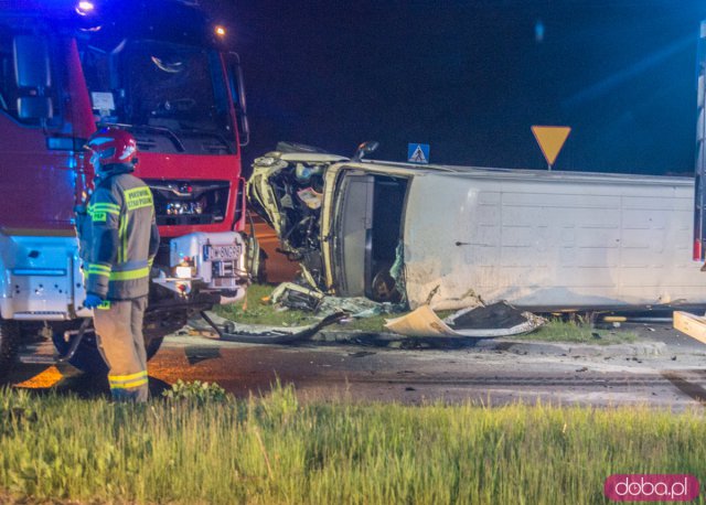 Zderzenie busa i osobówki na skrzyżowaniu Legnickiej i ósemki. Interweniuje LPR