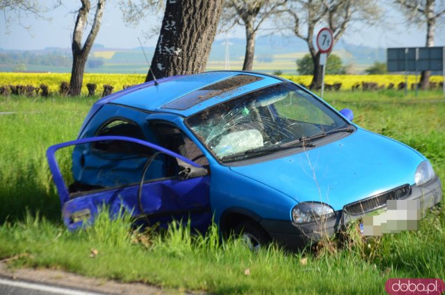 Zderzenie busa i osobówki na skrzyżowaniu Tarnów - Olbrachcice Wielkie