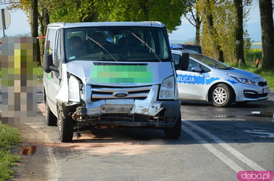 Zderzenie busa i osobówki na skrzyżowaniu Tarnów - Olbrachcice Wielkie