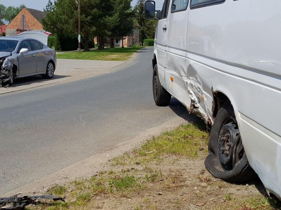 Zderzenie busa i osobówki w Przedborowej