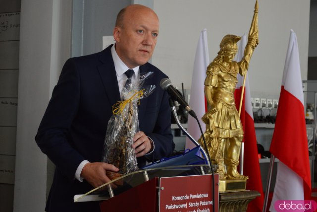Powiatowy Dzień Strażaka. Awanse zawodowe i poświęcenie figury św. Floriana