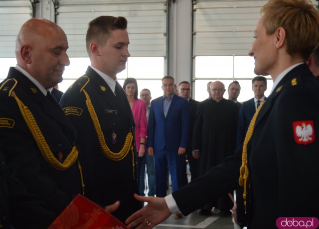 Powiatowy Dzień Strażaka. Awanse zawodowe i poświęcenie figury św. Floriana