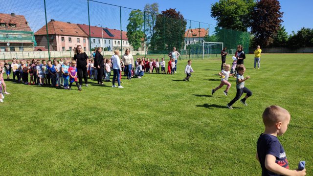 [FOTO] Przedszkole na Orlej Polanie w Ziębicach włączyło się do akcji „Sprintem do Maratonu”