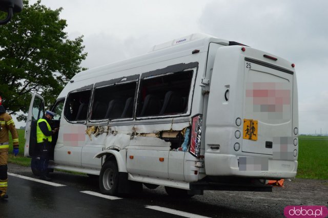 Zderzenie samochodu ciężarowego i busa przewożącego dzieci na dk8 w Braszowicach 