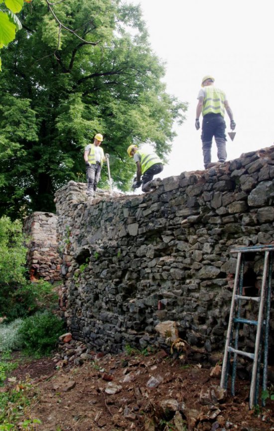 Rekonstrukcja kolejnego fragmentu murów w Ziębicach