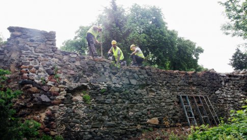 Rekonstrukcja kolejnego fragmentu murów w Ziębicach