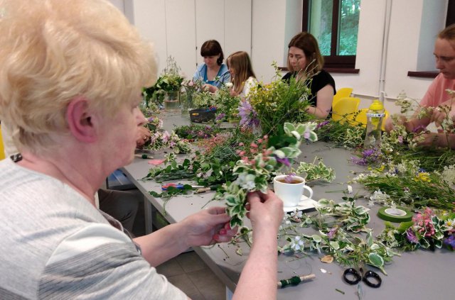 [FOTO] Tworzyły wianki świętojańskie podczas warsztatów florystycznych w Ziębicach