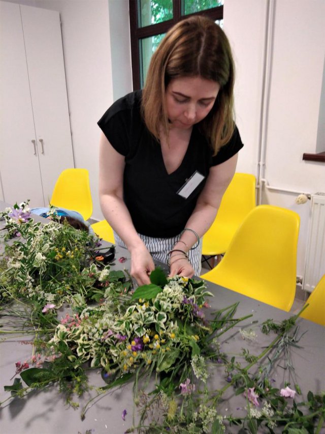 [FOTO] Tworzyły wianki świętojańskie podczas warsztatów florystycznych w Ziębicach