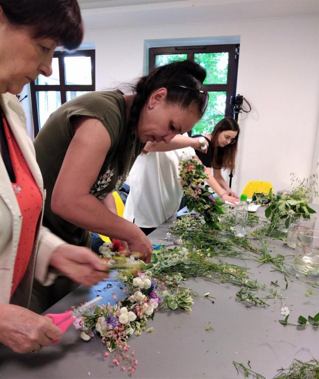 [FOTO] Tworzyły wianki świętojańskie podczas warsztatów florystycznych w Ziębicach