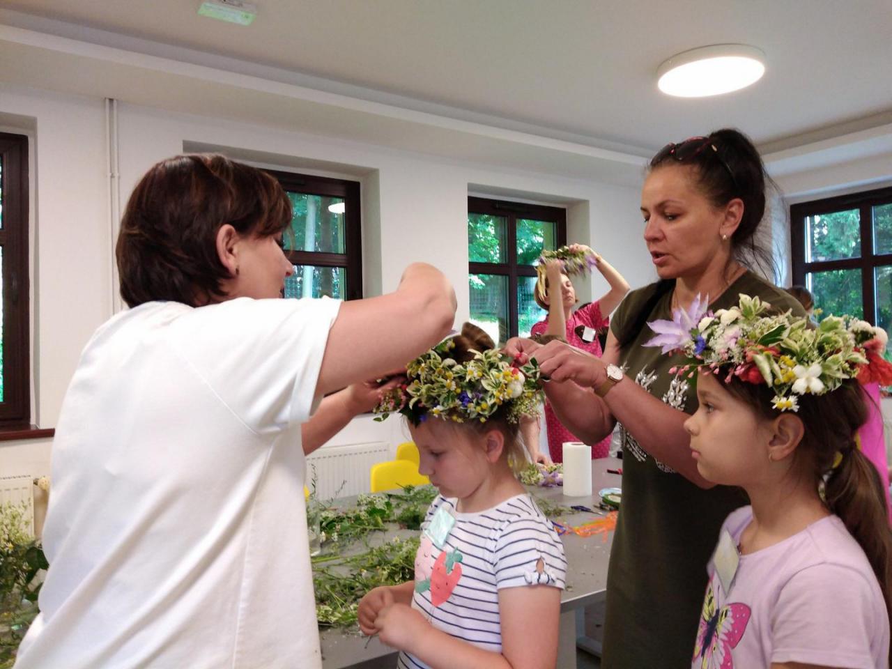 [FOTO] Tworzyły wianki świętojańskie podczas warsztatów florystycznych w Ziębicach