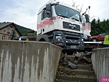 Ciężarówka wypadła z drogi i uderzyła w murek na dk8 w Bardzie