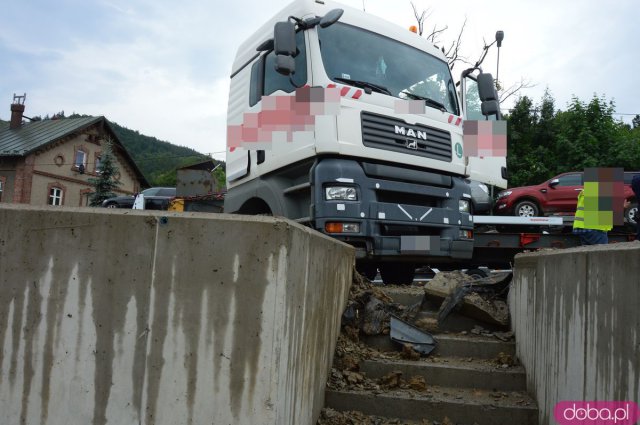 Ciężarówka wypadła z drogi i uderzyła w murek na dk8 w Bardzie