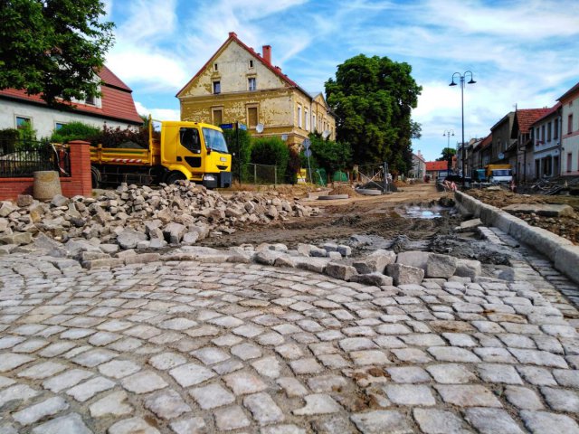 Na drodze nr 395 w Henrykowie pojawiła się już kostka brukowa