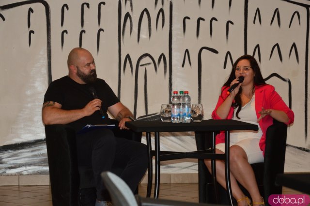 „Bezmiłość”. Sylwia Winnik o świadectwach miłości w piekle na ziemi