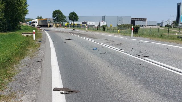 Zderzenie samochodu ciężarowego i osobówki na ósemce przed Bardem