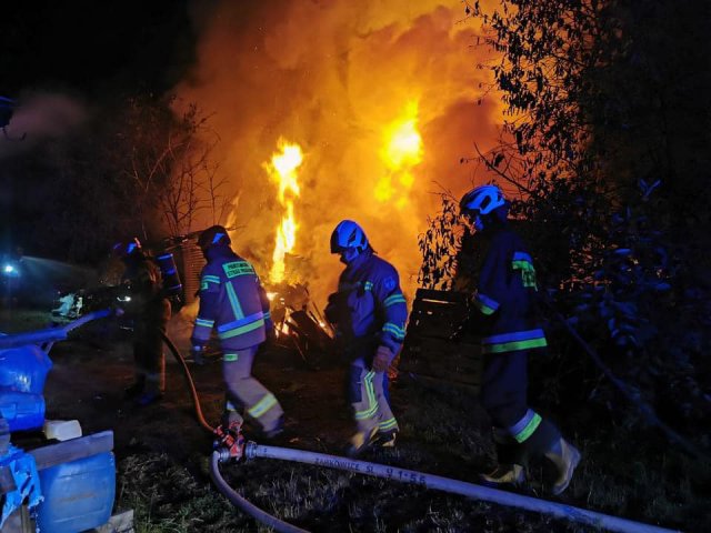 Pożar za byłą cegielnią w Ziębicach