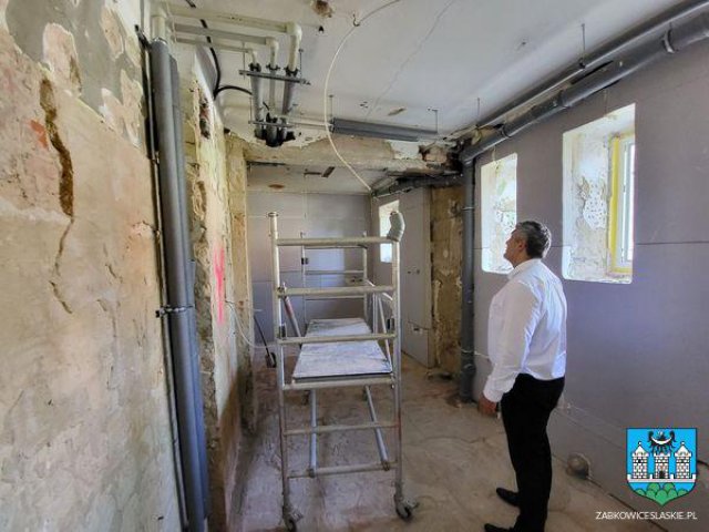 [FOTO] Duże inwestycje dla rozwoju oświaty: W Ząbkowicach Śl. trwają remonty i termomodernizacja przedszkoli i szkoły podstawowej