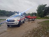 Pierwsze zdarzenie miało miejsce o godzinie 6:16 i dotyczyło pomocy wędkarzom którzy utknęli na wyspie zbiornika wodnego Topola. Ze względu na utratę łodzi którą dopłynęli do wyspy nie mogli się z niej wydostać. Strażacy przy użyciu łodzi pontonowej bezpi