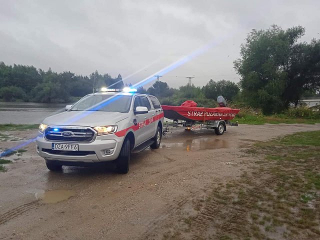 Pierwsze zdarzenie miało miejsce o godzinie 6:16 i dotyczyło pomocy wędkarzom którzy utknęli na wyspie zbiornika wodnego Topola. Ze względu na utratę łodzi którą dopłynęli do wyspy nie mogli się z niej wydostać. Strażacy przy użyciu łodzi pontonowej bezpi