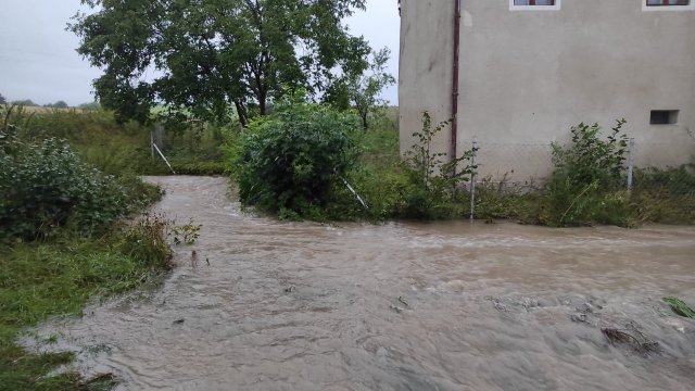 Ponad 20 interwencji strażaków po nocnych ulewach. Zgłoszenia wciąż napływają