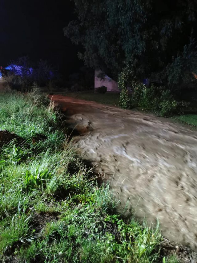 Ponad 20 interwencji strażaków po nocnych ulewach. Zgłoszenia wciąż napływają