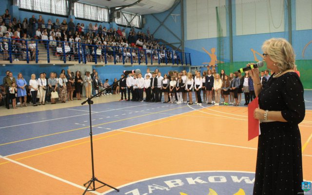 Rozpoczęto nowy rok szkolny w gminie Ząbkowice Śląskie. Jakie zmiany zaszły w placówkach w wakacje? [Foto]