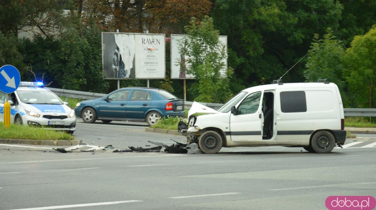 Zderzenie dwóch pojazdów na skrzyżowaniu Legnickiej i k8