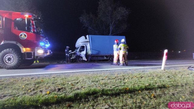 Wypadek osobówki i busa na ósemce