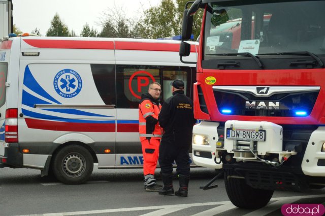 Zderzenie dwóch osobówek i ciężarówki na Legnickiej