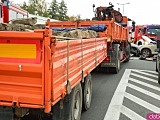 Zderzenie dwóch osobówek i ciężarówki na Legnickiej
