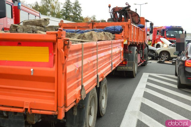 Zderzenie dwóch osobówek i ciężarówki na Legnickiej
