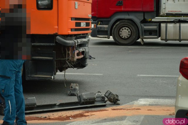 Zderzenie dwóch osobówek i ciężarówki na Legnickiej