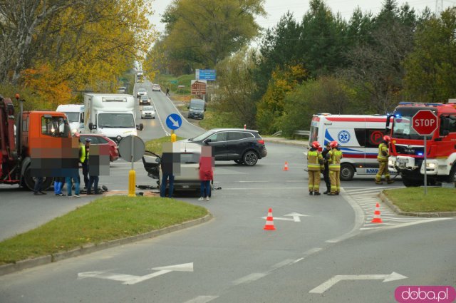 Zderzenie dwóch osobówek i ciężarówki na Legnickiej