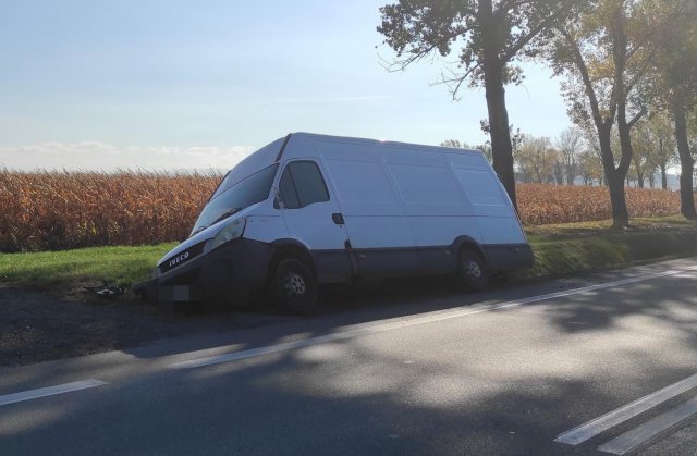 Bus w rowie na skrzyżowaniu k8 i zjazdu na Tarnów